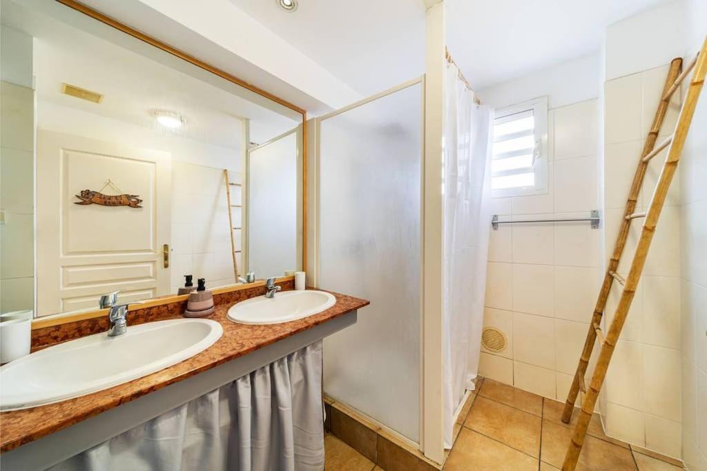 Jade - Appt 2 Chb - 4 Personnes - A 200 M Du Lagon De Saint-Pierre - Residence Avec Belle Piscine Et Parking Prive - Sur Le Front De Mer Et A 2 Pas Du Centre-Ville De St-Pierre Zewnętrze zdjęcie